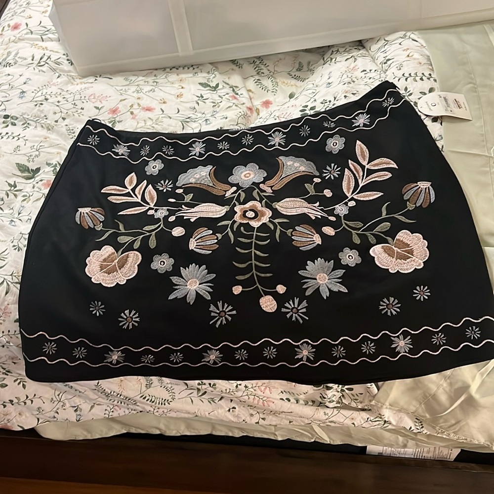 Arula Black Floral Mini Skirt